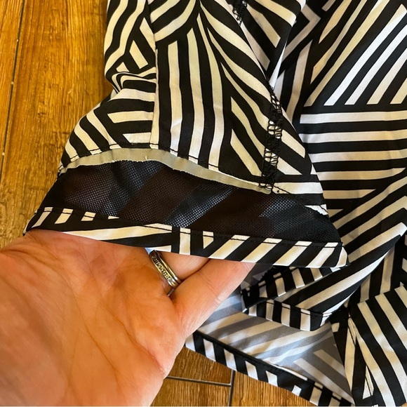 ATHLETIC WORKS Girls Geometric Black White Exercise Shorts Inner Liner 14-16 - Picture 3 of 7